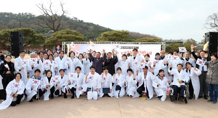 제107주년 3·1절 기념행사에서 참석자들이 기념촬영을 하고 있다.