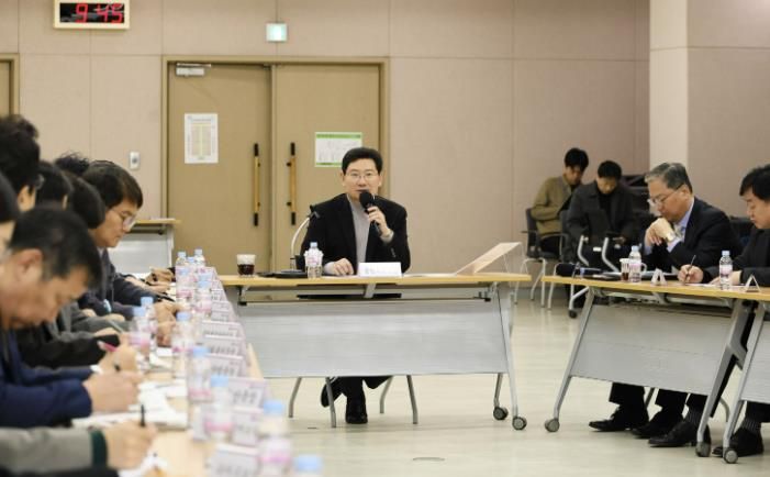 3일 수지구청에서 열린 현장 간부 공무원 회의에 참석한 이상일 시장이 발언하고 있다