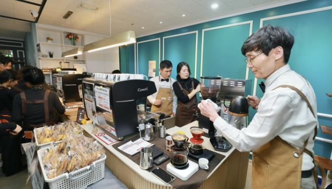 신중년 바리스타가 전한 따뜻한 나눔…과천종합사회복지관 ‘커피 나눔 행사’ 열려