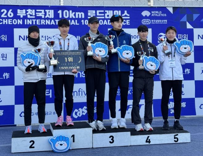 ‘2026 부천 국제 10km 로드레이스대회’ 시상식에서 영천시청 육상단 박재우 선수가 기념촬영을 하고 있다.(왼쪽에서 두 번째)