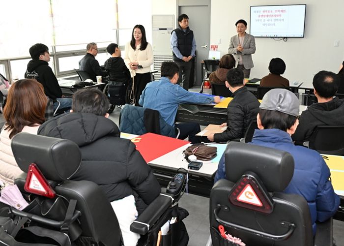 의정부시는 3월 9일 의정부장애인자립생활센터를 방문해 장애인 이용자와 시설 종사자들을 격려하고 현장의 의견을 청취했다.