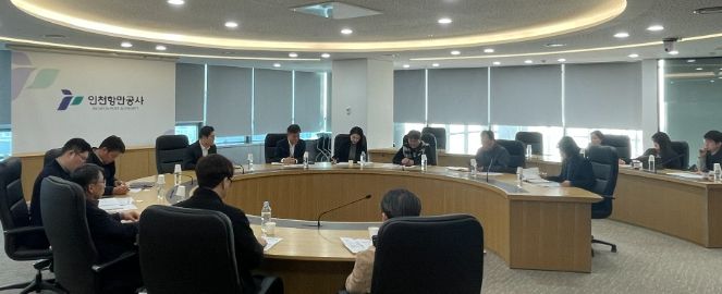 인천항만공사 항만운영실장과 터미널 운영사 관계자들이 회의를 하고 있다.