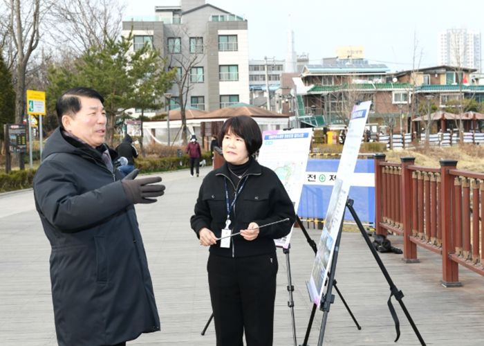 이문안호수공원 시설 확충 사업에 대해 보고받는 백경현 구리시장