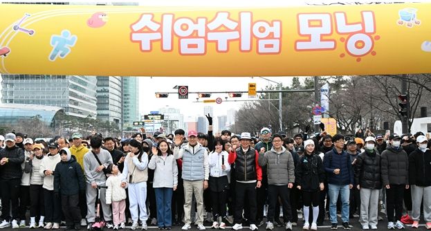 오세훈 서울시장이 14일(토), ‘쉬엄쉬엄 모닝’ 출발 전 시민들과 기념 촬영하고 있다.