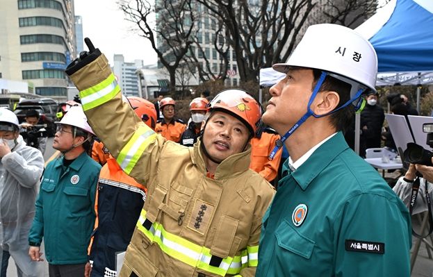 오세훈 서울시장이 16일(월) 중구 소공동 소재 복합건축물 화재 현장을 찾아 피해 상황을 살피고 있다.
