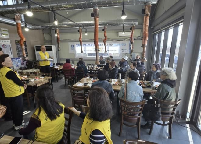 수원시 권선구 입북동 지역사회보장협의체, 홀몸 어르신 초청 '따스한 밥상' 마련