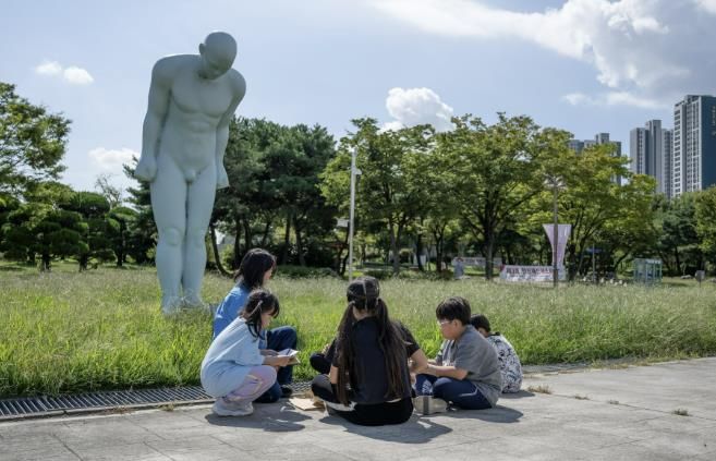 경기도미술관 교육 프로그램. 유영호, 〈인사하는 사람〉, 2015. 경기도미술관 소장품.