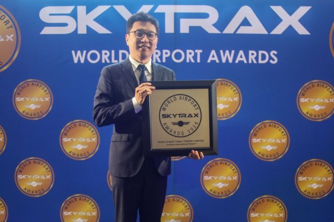 18일 오후(현지 시각) 영국 런던에서 열린 2026 월드 에어포트 어워즈(2026 World Airport Awards)’에서 임훈 운영기획팀장이 ‘세계 최우수 가족친화 공항상(World's Most Family Friendly Airport)’을 수상한 후 기념촬영을 하고 있다.