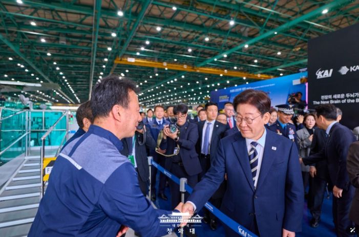 KF-21 양산 1호기 생산현장 시찰