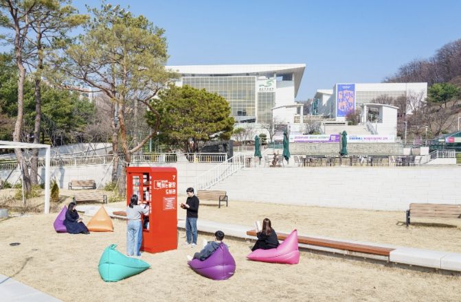 성남아트센터 광장, 잔디밭 위 열린 도서관으로…
