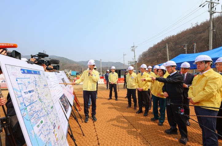 김민석 국무총리가 27일 지난해 교량 붕괴사고로 사상자가 발생했던 세종-안성고속도로 청용천교 건설 현장을 방문, 복구 현황과 안전관리 실태 등을 점검하고 있다.(국무조정실)