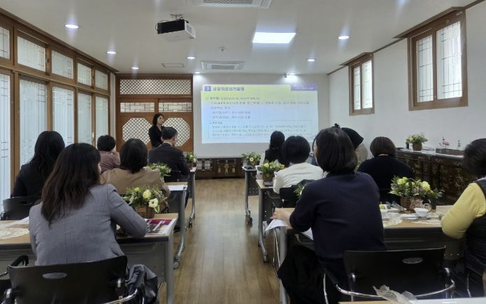 명예공중위생감시원들이 27일 안산시행복예절관에서 직무교육을 듣고 있다.