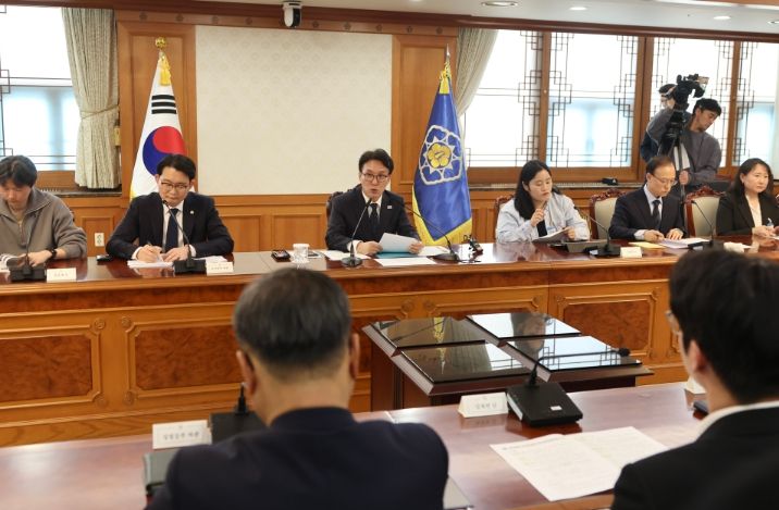 김민석 국무총리가 30일 세종대로 정부서울청사에서 열린 반려동물 정책위원회를 주재하고 있다.(국무조정실)