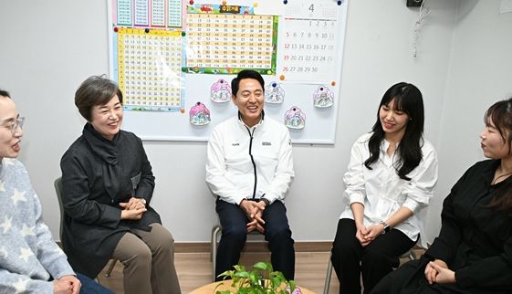 오세훈 서울시장이 4일(토) 구립석관동 꿈나무키우미돌봄센터를 찾아 종사자들과 대화하고 있다.