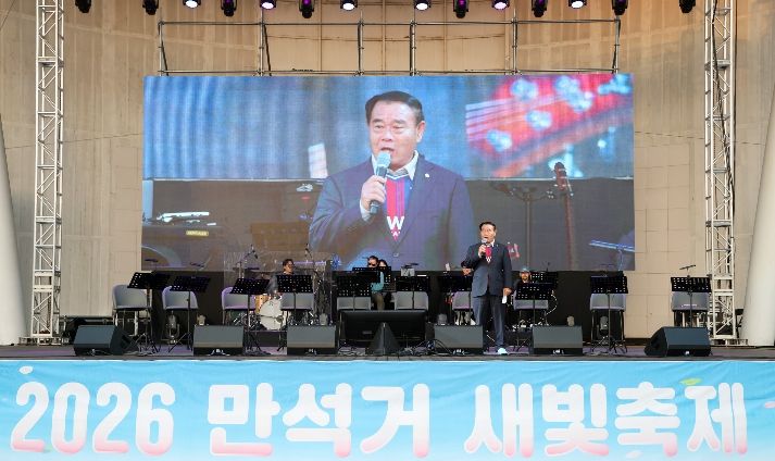 이재식 수원특례시의회 의장이 4일 만석공원에서 열린 ‘2026 만석거 새빛축제’ 개막식에 참석해 인사말을 하고 있다.